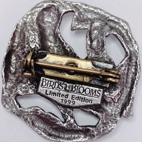 Vintage 1999 Birds & Blooms Pewter Cardinal Figural Leaf Bird Brooch Pin - Picture 5 of 7